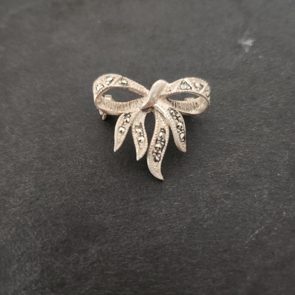 925 Sterling Silver bow brooch